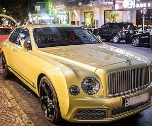 'Soi' Bentley Mulsanne hơn 50 tỷ bà Nguyễn Phương Hằng cầm lái