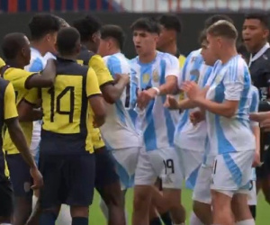 Cầu thủ trẻ Argentina và Ecuador đánh nhau như phim hành động