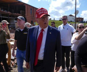 Ông Trump cáo buộc chính phủ Mỹ 'để người dân chết đuối' sau siêu bão