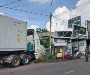Sau va chạm, xe container lao vào nhà dân ở Đồng Nai