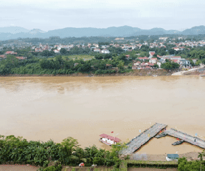 Hiện trạng cầu phao Phong Châu sau khi phải tháo rời do nước sông chảy xiết