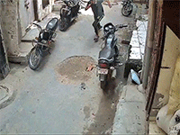 Mẹ bế con chạy thoát thân trước khi cả tòa nhà đổ sập