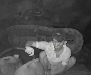 CLIP: Người đàn ông dùng chó cảnh giới hút trộm hàng ngàn lít dầu