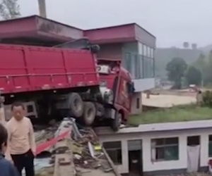 Tai nạn hy hữu, xe tải 'phi' thẳng lên mái nhà ven đường