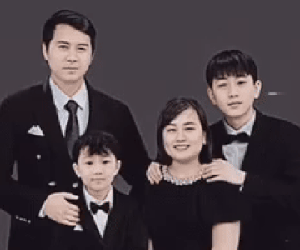 'Bố mẹ cháu mất hết rồi. Cháu muốn nhờ chú...' - Lời nhắn của cậu bé ở Làng Nủ và tấm ảnh gia đình tái hiện đầy xúc động