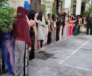 Sự thật bức ảnh hàng chục cô gái 'ăn mặc mát mẻ' được đưa về trụ sở