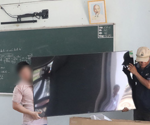 Huy động đóng góp sai quy định, một trường học phải tháo 5 tivi trả phụ huynh