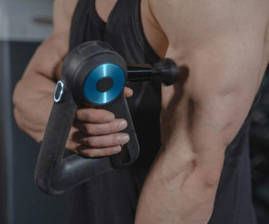 Bị lệch cả thủy tinh thể khi dùng súng massage đặt lên mắt