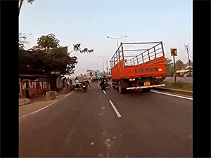 Va chạm với xe chở tôn, dàn PKL gặp tai nạn suýt chui gầm xe tải