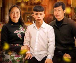 Thiếu niên Làng Nủ lặng người khi nhận bức ảnh phục dựng gia đình đầy đủ