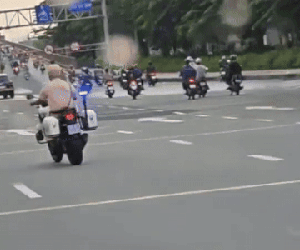 Cảnh sát truy đuổi ô tô vi phạm nhiều km trên đường phố TPHCM