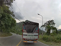 Xe tập lái suýt gặp họa khi vượt ẩu tại khúc cua
