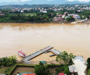 Công binh dùng phà thay thế cầu phao Phong Châu từ 14h chiều nay