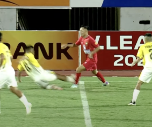 Lạ kỳ V.League: Cầu thủ liên tục phạm lỗi 'rợn người', trọng tài liên tiếp rút thẻ sai