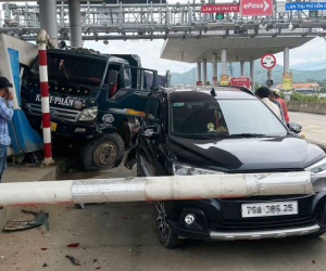 Xe tải tông ô tô khi vào trạm thu phí, 2 nhân viên bị thương