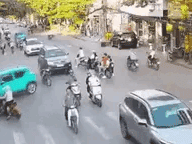 Khoảnh khắc xe taxi chạy lùi, tông hàng loạt phương tiện ở Bắc Ninh