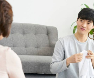 Anh chồng đòi chia tài sản, tôi lấy ra một hộp quà cũ đưa anh thì anh ôm mặt khóc, từ bỏ không đòi nhà nữa