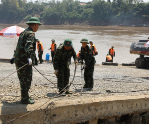 Xem công binh nối lại cầu phao Phong Châu