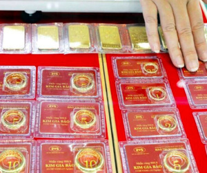 Người mua vàng nhẫn lỗ nặng