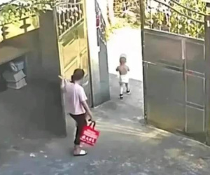 Bà nội nhốt cháu trai ở ngoài cổng, camera ghi lại khoảnh khắc kinh hoàng: Vì sao lại nhẫn tâm như vậy?