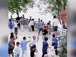 Video: Dòng sông bất ngờ xuất hiện hiện tượng lạ, hàng trăm du khách tháo chạy tán loạn khi đang ngắm cảnh