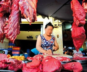 Tại sao người bán thường treo thịt bò lên cao, thịt lợn thì bày dưới bàn? Lý do thật sự gây bất ngờ