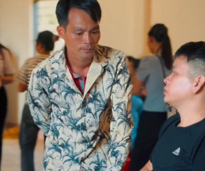 Xúc động cuộc hội ngộ của 2 người đàn ông Làng Nủ mất hết người thân sau trận lũ quét kinh hoàng