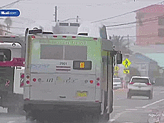 Video: Cuồng phong Milton áp sát Florida, người dân đổ xô tránh bão