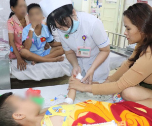Bé trai đứt lìa 3 ngón tay vì tự dùng dao bổ mít