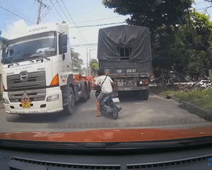 Xe tải nặng vô tư lùi không quan sát, suýt cán trúng xe máy và ô tô phía sau