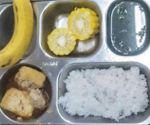Vụ suất ăn học sinh đạm bạc: Trường nói phụ huynh chụp ảnh bằng điện thoại có chất lượng camera không tốt
