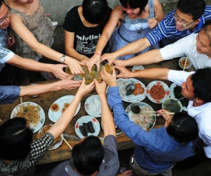 Lớp trưởng 'mất tích' 10 năm bất ngờ đi họp lớp, bị khinh rẻ vì đi xe cũ, thất nghiệp: 1 tấm ảnh lộ ra, đám bạn cũ lập tức tái mặt, quỳ gối