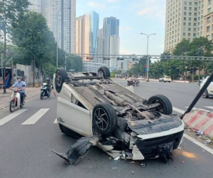 TP HCM: Ô tô lật ngửa giữa đường, 3 người thoát chết