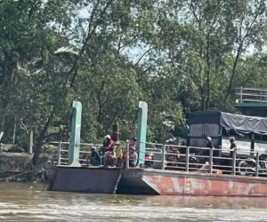 Tiền Giang: Phà kém an toàn, ô tô rơi xuống sông, 3 người thoát nạn