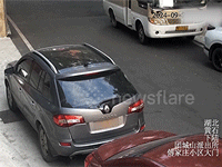Người dân vội vã nâng chiếc SUV, cứu bé gái mắc kẹt khi gặp tai nạn