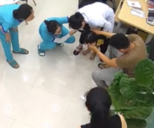 Clip: Nữ bác sĩ kịp thời cứu bé 5 tuổi thoát chết trong gang tấc