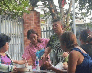 Nghệ sĩ Tấn Beo đi lại khó khăn, cần người dìu sau khi bị tai biến