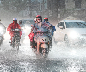 TPHCM và Nam Bộ mưa lớn xối xả, sấm sét vang trời