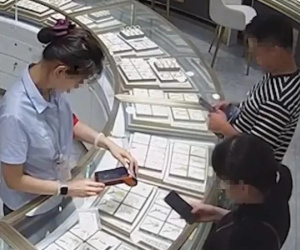Phát hiện cặp đôi vào tiệm vàng 5 lần trong 1 ngày, mua hết 2 tỷ đồng không nhìn giá: Cảnh sát vào cuộc, lật tẩy hành vi phạm tội tinh vi