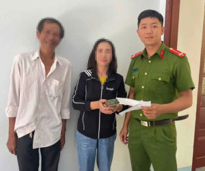 Rút tiền ở ngân hàng rồi...bỏ nhầm vào xe của người khác