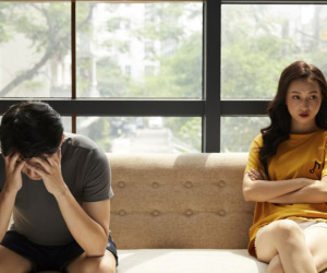 Chồng tự ý rút 100 triệu tiền tiết kiệm đem về chia cho các cháu, tôi bực tức trách cứ thì anh hậm hực nói ra một bí mật