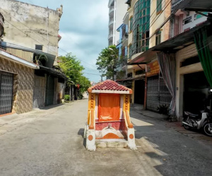 Câu chuyện kỳ bí về ngôi mộ cổ nằm giữa đường dẫn vào ngôi làng tỷ phú ở Bắc Ninh