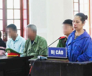 Hai con bật khóc xin giảm án cho mẹ đâm chết người cha say rượu