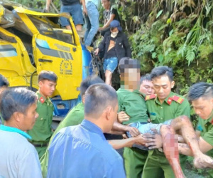 Xe tải chở than tông vào taluy, 1 người tử vong ở Quảng Nam