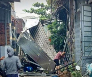 Nổ lớn rung chuyển khu dân cư, sập tường nhiều căn nhà ở TPHCM