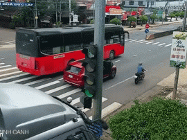 Kinh hoàng xe container tông trụ đèn giao thông gãy xuống đường, xem camera ai cũng thốt lên: 'Chị đi xe máy quá may!'
