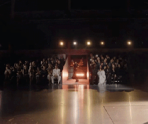 Lisa dính 'biển đen im lặng', khách mời thờ ơ không quan tâm tại Victoria's Secret Show