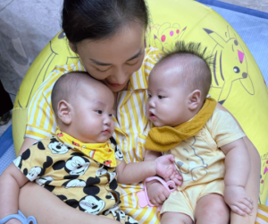 Khoe loạt ảnh cực yêu bên 2 bé sinh đôi, Phương Oanh được khen nuôi con khéo vì điều này