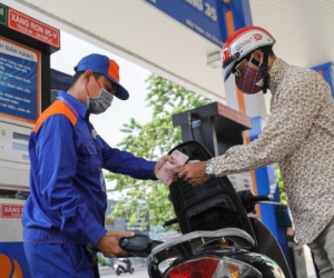 Giá xăng dầu giảm nhẹ sau một tuần tăng đột biến