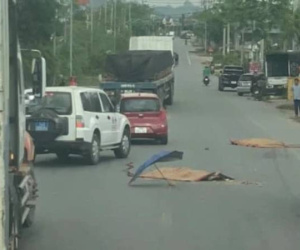 Va chạm liên hoàn với ôtô, 2 nam sinh lớp 9 ngồi sau xe máy tử vong